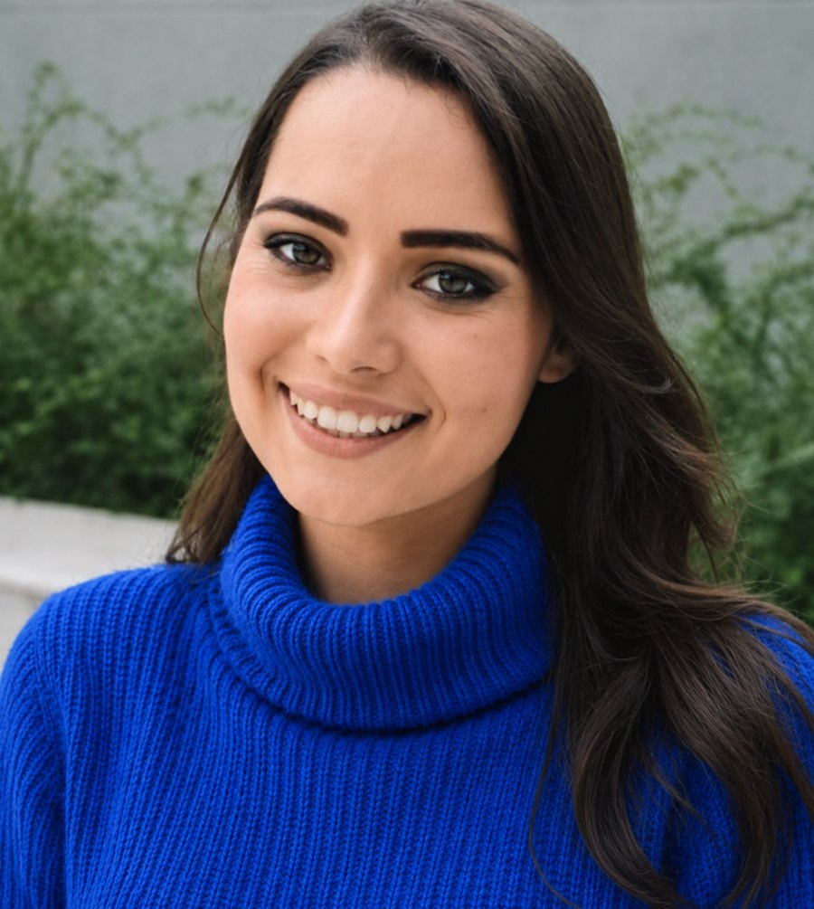 Natália Bento, jornalista criadora do Muda, de tricô azul